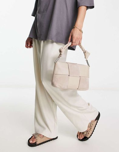 Sac en cuir et daim effet tissé avec bandoulière amovible et poignée supérieure nouée - Taupe - Asos Design - Modalova