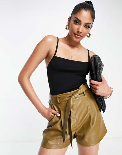 Short en imitation cuir à taille haute froncée - Kaki - Asos Design - Modalova