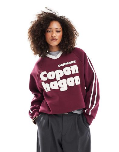 Sweat à col V et inscription Copenhagen - Bordeaux - Asos Design - Modalova