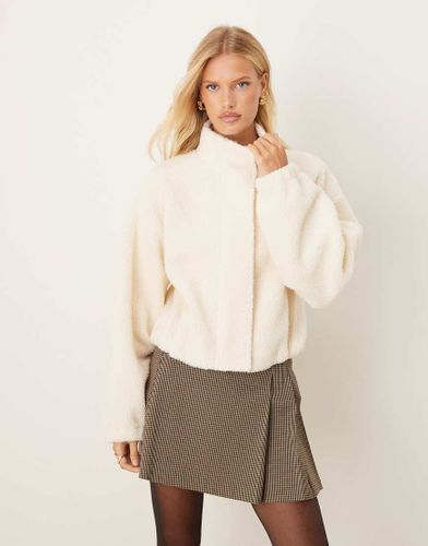 Polaire imitation peau de mouton zippe avec ourlet bouffant - Crme - Asos Design - Modalova