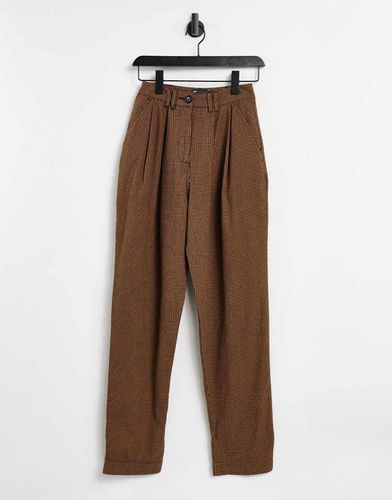 Pantalon coupe carotte ovoïde à pinces et à motif pied-de-poule - Fauve - Asos Design - Modalova