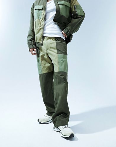 Pantalon cargo d'ensemble coupe baggy en nylon avec empiècements contrastants - Kaki - Asos Design - Modalova