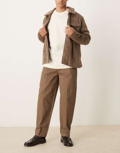 Pantalon chino coupe oversize ample fuselée à pinces à l'avant - Kaki - Asos Design - Modalova