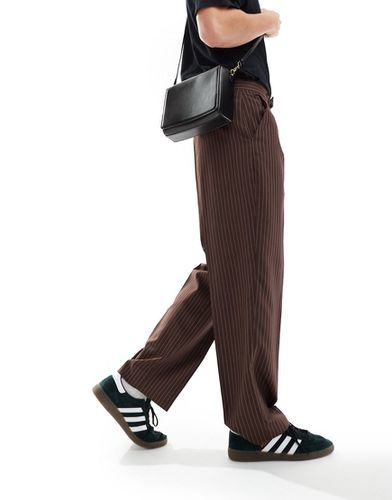 Pantalon ample habillé à fines rayures - Chocolat - Asos Design - Modalova
