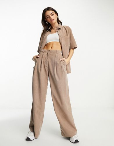 Pantalon d'ensemble large en velours côtelé effet drapé - Marron - Asos Design - Modalova