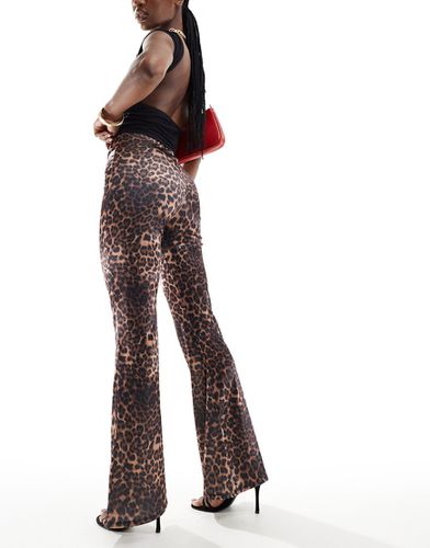 Pantalon évasé en satin imprimé léopard - Asos Design - Modalova