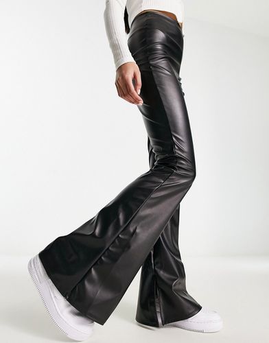 Pantalon évasé en similicuir avec ourlet fendu - Noir - Asos Design - Modalova