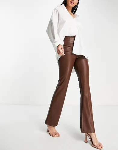 Pantalon évasé en similicuir - Chocolat - Asos Design - Modalova