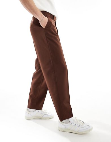 Pantalon habillé coupe fuselée oversize - Marron - Asos Design - Modalova