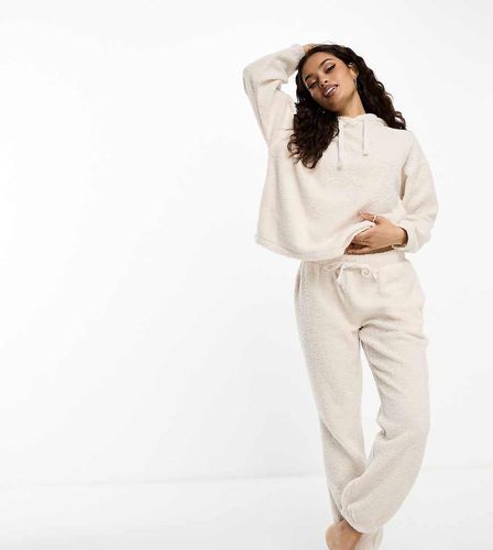 ASOS DESIGN Petite - Ensemble confort douillet avec pantalon de jogging et sweat à capuche en imitation peau de mouton - Crème - Asos Petite - Modalova