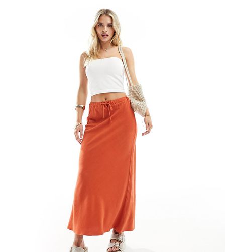 ASOS DESIGN Petite - Jupe mi-longue coupée en biais en aspect lin avec liens à la taille - Terracotta - Asos Petite - Modalova