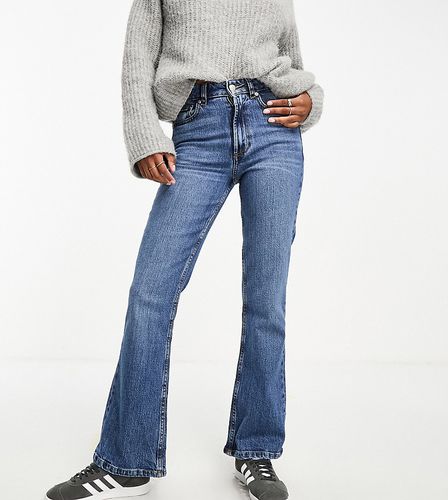 ASOS DESIGN Petite - Jean évasé - moyen - Asos Petite - Modalova