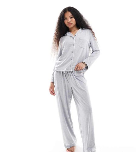 ASOS DESIGN Petite - Pyjama ultra doux avec pantalon et chemise à manches longues et liserés contrastants - chiné - Asos Petite - Modalova