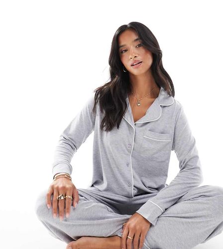 ASOS DESIGN Petite - Pyjama ultra doux avec pantalon et chemise à manches longues et liserés contrastants - Asos Petite - Modalova