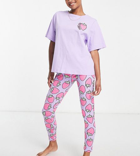ASOS DESIGN Petite - Pyjama avec t-shirt oversize et legging à imprimé fraises - Lilas - Asos Petite - Modalova