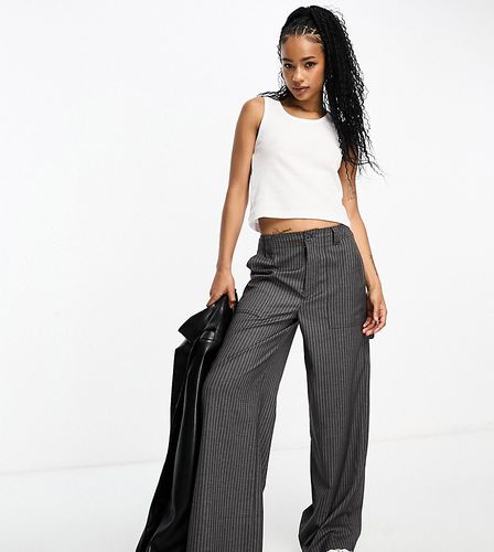 Petite - Pantalon cargo rayé à coutures contrastantes - Asos Design - Modalova