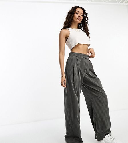 Petite - Pantalon large à pinces - rayé - Asos Design - Modalova