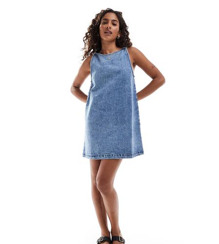 ASOS DESIGN Petite - Robe droite en denim à encolure bateau - délavé moyen - Asos Petite - Modalova