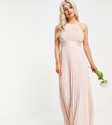 ASOS DESIGN Petite - Robe longue de demoiselle d'honneur avec jupe plissée et bande de satin sur la taille - Asos Petite - Modalova