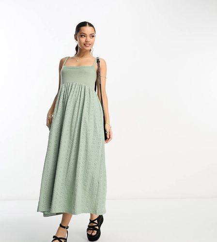 ASOS DESIGN Petite - Robe mi-longue à bretelles fines en maille et broderie anglaise - Kaki - Asos Petite - Modalova