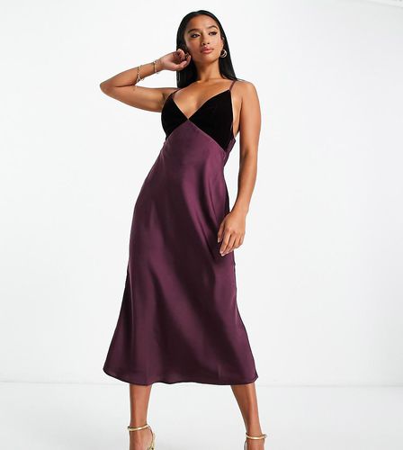 ASOS DESIGN Petite - Robe nuisette mi-longue en satin avec détails en velours sur le corsage - Bordeaux - Asos Petite - Modalova