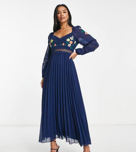 ASOS DESIGN Petite - Robe plissée mi-longue à manches longues avec ornements et empiècement en dentelle - Asos Petite - Modalova