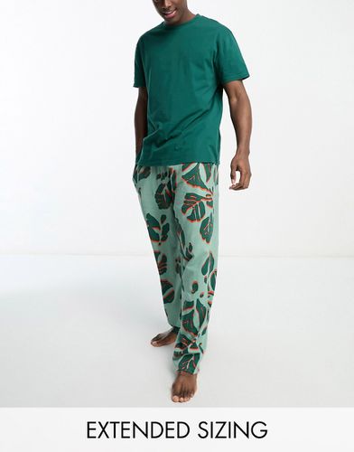 Pyjama confort avec t-shirt et pantalon imprimé feuilles - Asos Design - Modalova