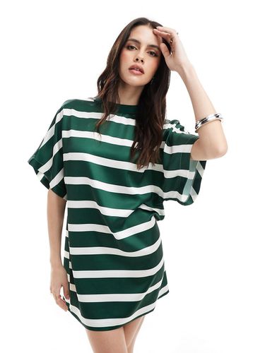 Robe t-shirt courte et oversize en satin rayé - Vert - Asos Design - Modalova