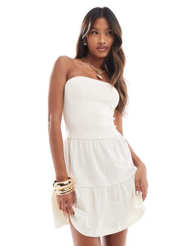 Robe bandeau courte à jupe volantée - Crème - Asos Design - Modalova