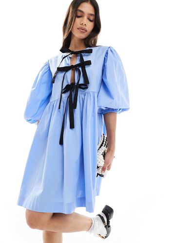 Robe babydoll courte avec nauds à l'avant - ciel - Asos Design - Modalova