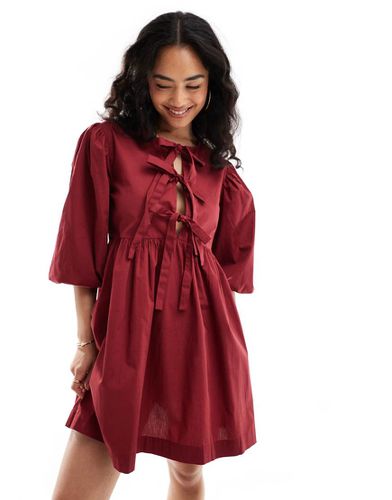 Robe babydoll courte avec nauds à l'avant - Bordeaux - Asos Design - Modalova