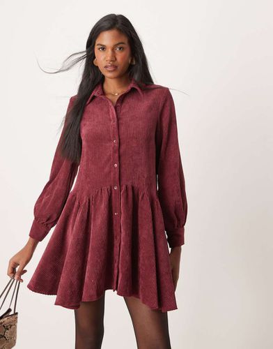 Robe babydoll courte en velours côtelé avec ourlet à basque - Bordeaux - Asos Design - Modalova