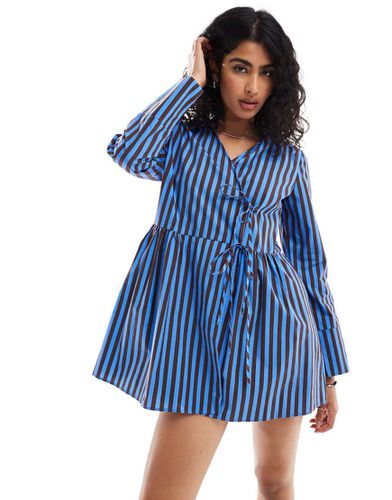 Robe chemise courte en popeline avec lien asymétrique - Noir et bleu rayé - Asos Design - Modalova