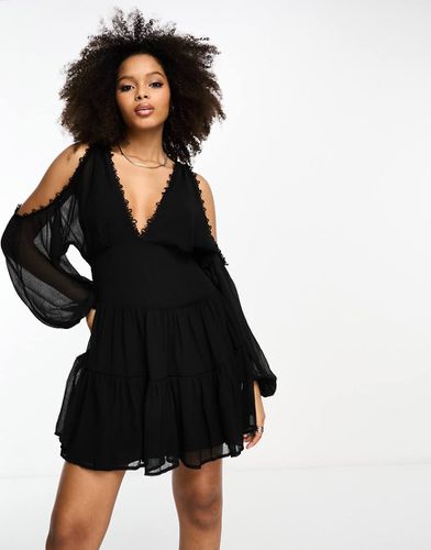 Robe courte à volants et épaules nues avec empiècement en dentelle - Asos Design - Modalova