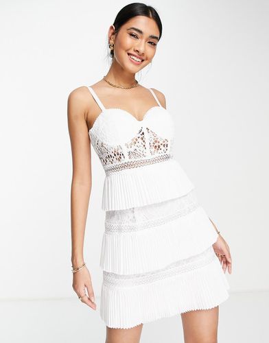 Robe courte à corset en dentelle et jupe plissée étagée - Asos Design - Modalova