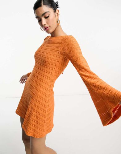 Robe courte à manches longues évasées en maille au crochet - Asos Design - Modalova