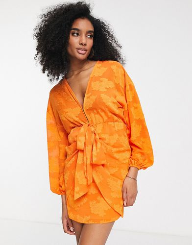 Robe courte à motif fleuri tissé en jacquard avec décolleté plongeant et liens noués à l'avant - Asos Design - Modalova