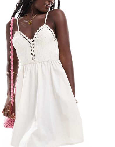 Robe courte de plage en maille au crochet à détails contrastants - Ivoire - Asos Design - Modalova