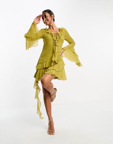 Robe courte en mousseline texturée effet plumetis avec volants et encolure nouée - Olive - Asos Design - Modalova