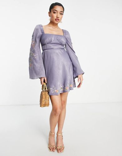 Robe courte en satin coupée en biais avec fleurs brodées de couleur vive - Asos Design - Modalova