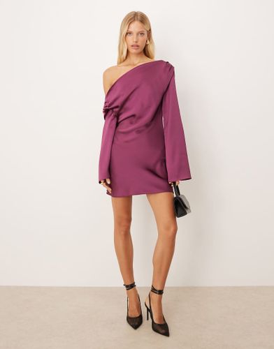 Robe courte en satin  paules dnudes et manches longues drapes - Prune - Asos Design - Modalova