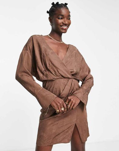 Robe courte en satin à manches longues avec poignets resserrés et jupe plissée - Chocolat - Asos Design - Modalova