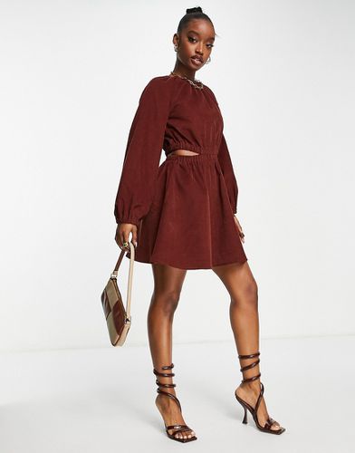 Robe courte en velours côtelé à découpe à la taille - Vison foncé - Asos Design - Modalova