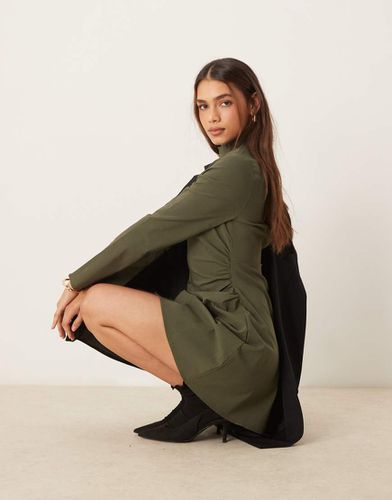 Robe courte sculptante à col montant - Kaki - Asos Design - Modalova