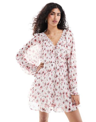 Robe courte plissée à motif fleuri et détails en dentelle avec liens à nouer - Rose - Asos Design - Modalova