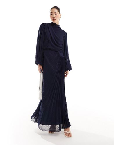 Robe longue à col montant et corsage enveloppant en plumetis - Asos Design - Modalova