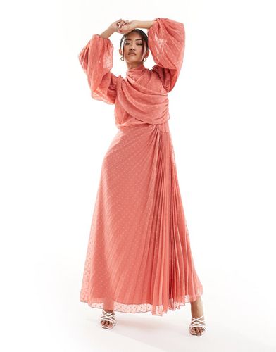 Robe longue à col montant et corsage enveloppant en plumetis - Terracotta - Asos Design - Modalova