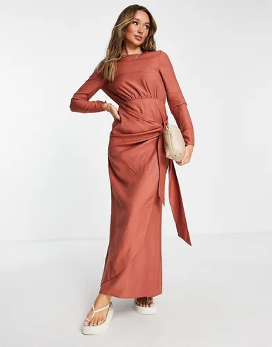 Robe longue avec jupe portefeuille - Rouille - Asos Design - Modalova