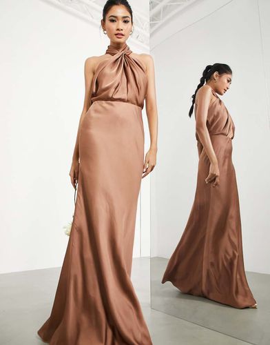 Robe longue de demoiselle d'honneur en satin avec encolure américaine froncée - Moka - Asos Design - Modalova