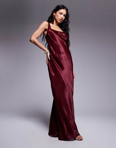 Robe longue en satin à encolure dégagée - Bordeaux - Asos Design - Modalova